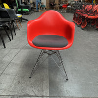 Vitra Eames DAR | Rood | Chroom | met zitkussen Grijs