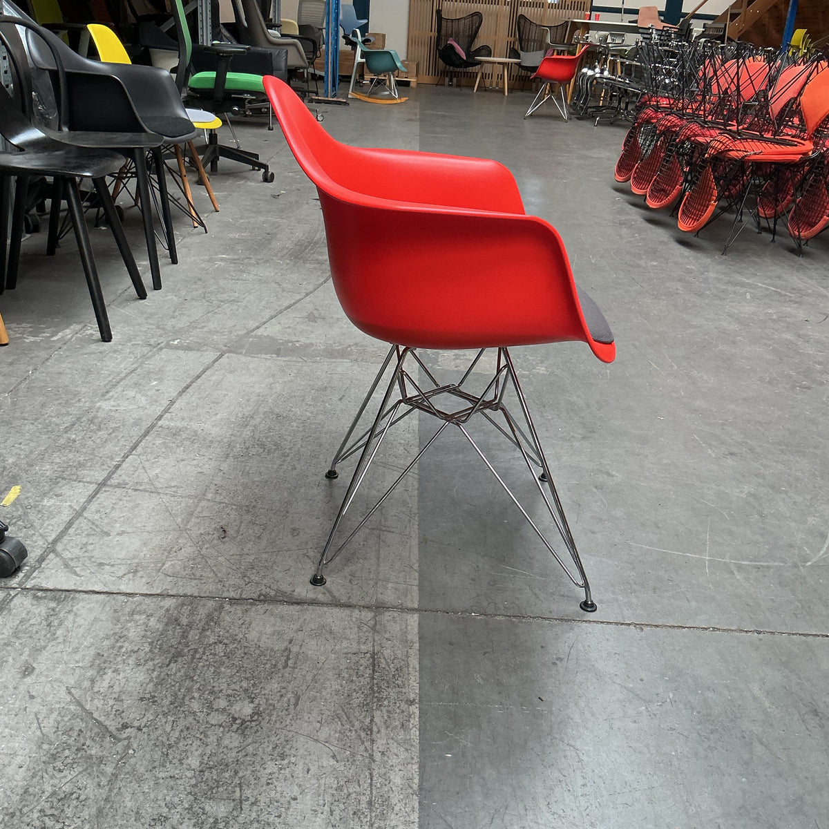 Vitra Eames DAR | Rood | Chroom | met zitkussen Grijs