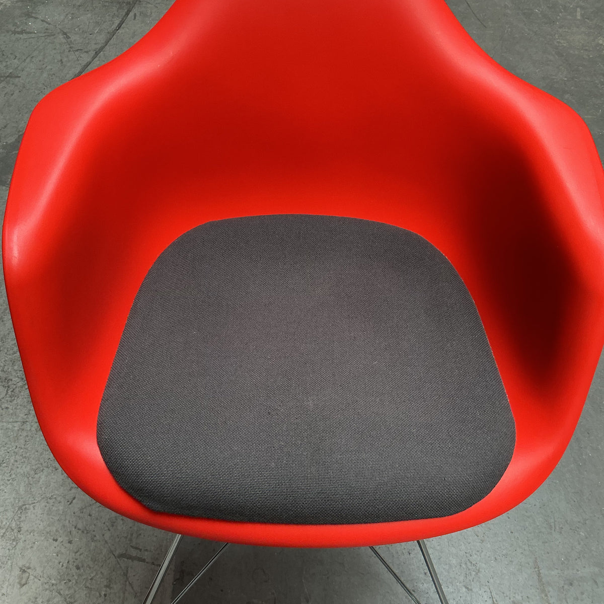Vitra Eames DAR | Rood | Chroom | met zitkussen Grijs
