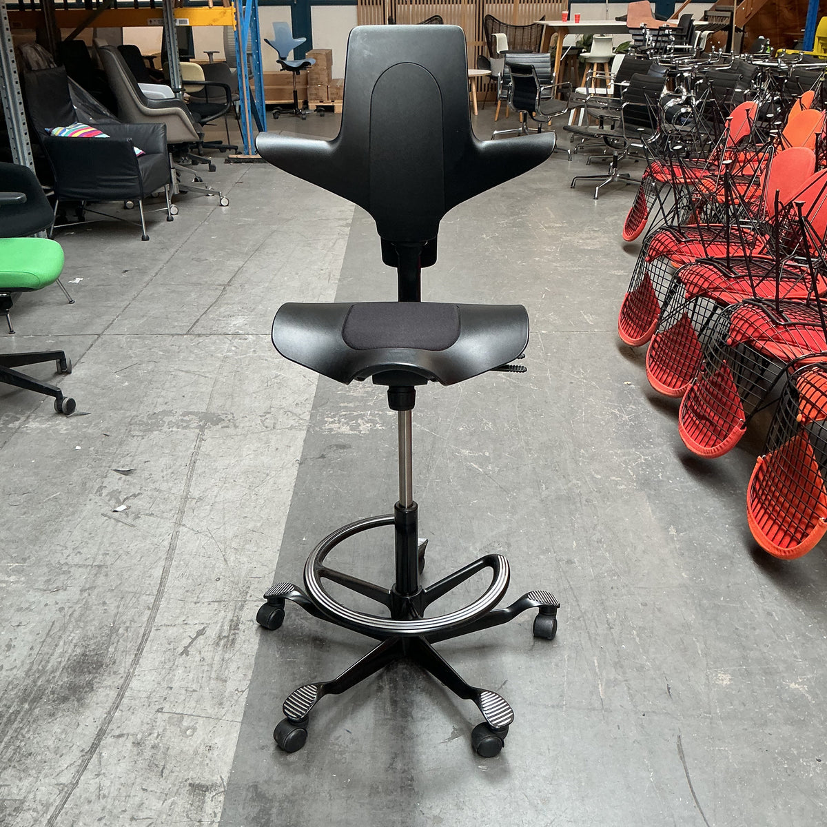 HAG Capisco 8020 Puls Bureaustoel | Zithoogte 57-82 cm | Zwart | Voetenring
