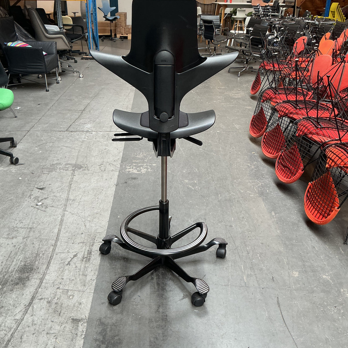 HAG Capisco 8020 Puls Bureaustoel | Zithoogte 57-82 cm | Zwart | Voetenring