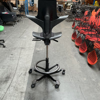HAG Capisco 8020 Puls Bureaustoel | Zithoogte 57-82 cm | Zwart | Voetenring
