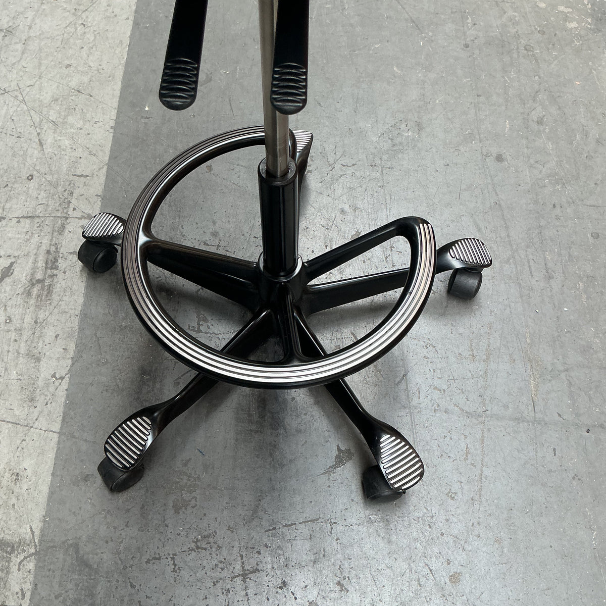 HAG Capisco 8020 Puls Bureaustoel | Zithoogte 57-82 cm | Zwart | Voetenring